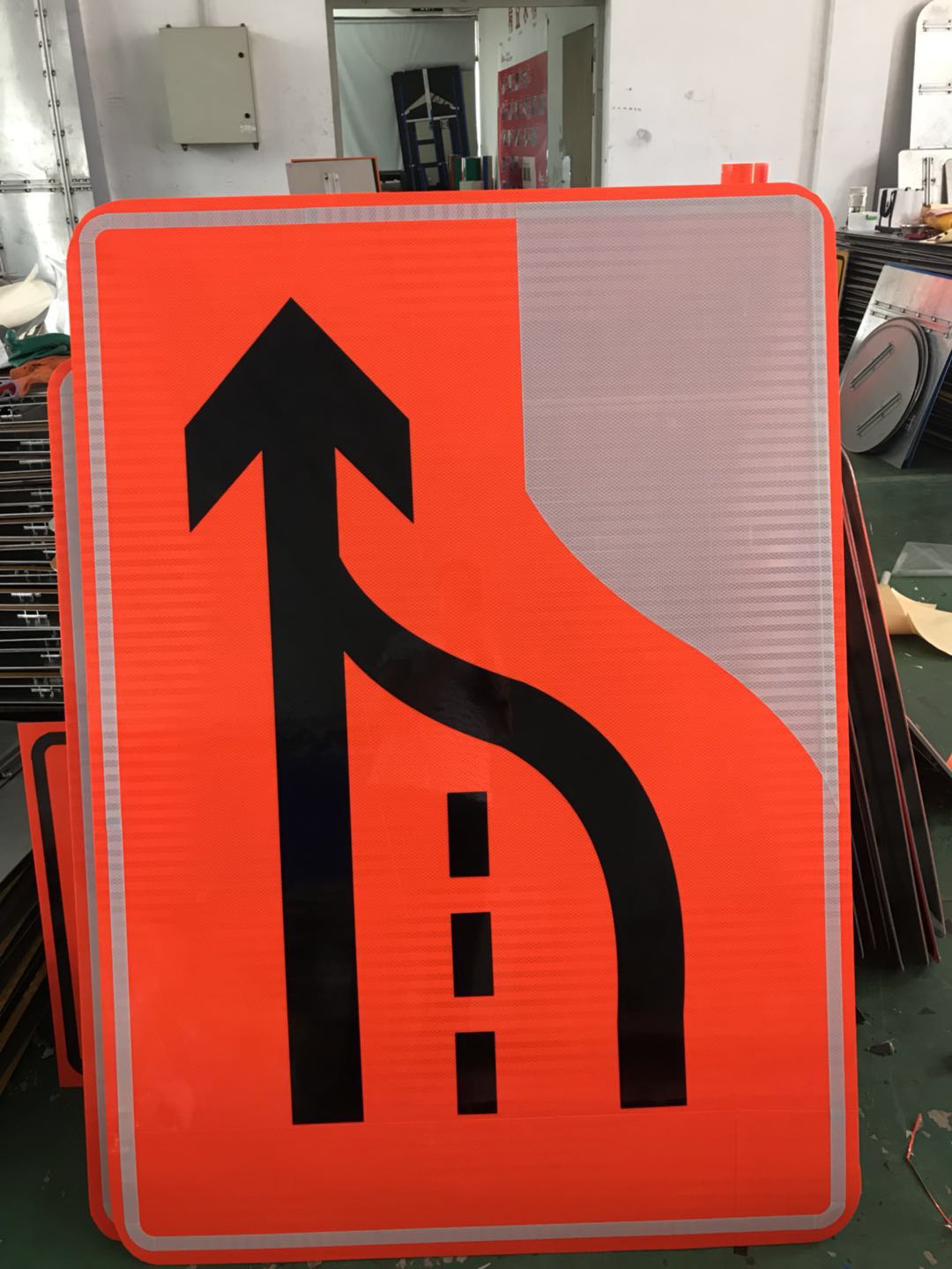 交通(tōng)标志牌